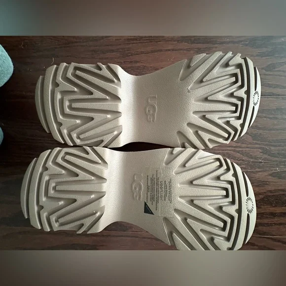 UGG New Heights Platform Clogs NWT Size 10
Indoor or Outdoor Wear - Picture 7 of 9